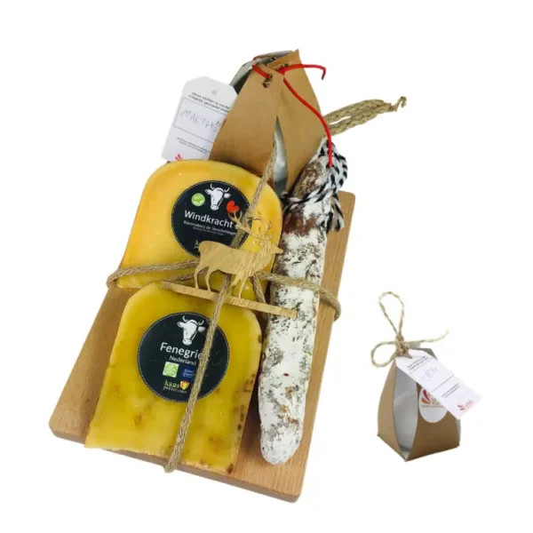 Lief klein kerst cadeautje. Met 2 heerlijke stukken kaas, een fuet worst en een kaarsje van Vonk Sneek.
