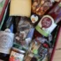 De Fijnproever delicatessen pakket inhoud met Neleman wijn, kaas, crostini en biologische producten