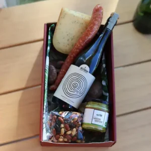 de-klassieker-kaaspakket-3 De Klassieker pakket inhoud met wijn, kaas, worst en nootjes