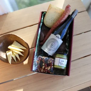 De Klassieker klassiek relatiegeschenk met Neleman wijn, ambachtelijke kaas en worst