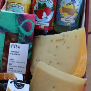 Fris en Fruitig pakket inhoud met biologische Naturfrisk flesjes en ambachtelijke kaas