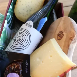 Het Kaasplankje relatiegeschenk inhoud met olijfhouten plank, twee kaassoorten en biologische producten