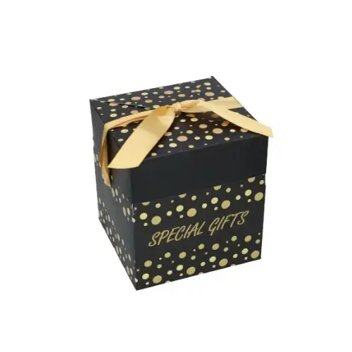 klein-luxe-kerstdoosje-met-strik Klein luxe kerstdoosje met strik. Voor 2 stukjes kaas, Vonk kaars en nog 1 klein item zoals fuet worst. Klein kaas kerstpresentje.