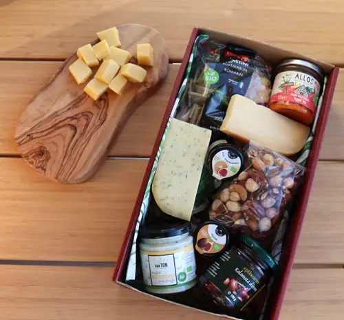 vegetarische-borreldoos-kaaspakket-3 Vegetarische Borreldoos borrel cadeau pakket zonder vlees met kaas, olijven en crostini