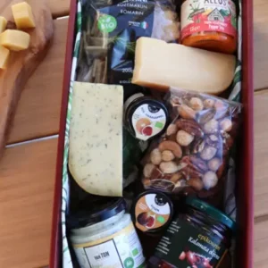 vegetarische-borreldoos-kaaspakket-close-up-3 Vegetarische Borreldoos inhoud met twee kaassoorten, mosterd, olijven en biologische producten